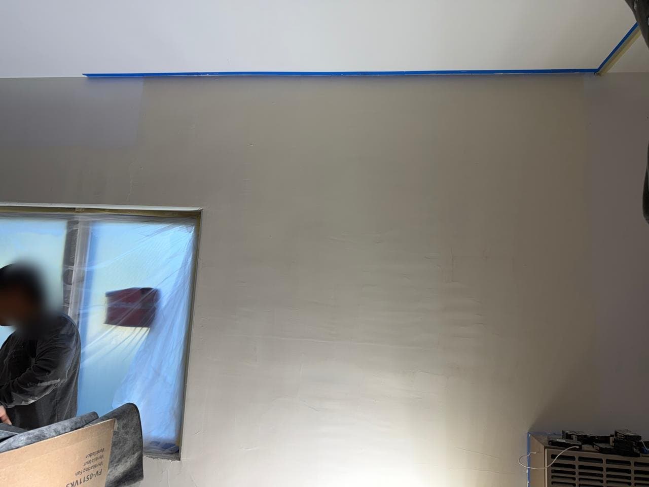 Wall around the window with the first coats of mud